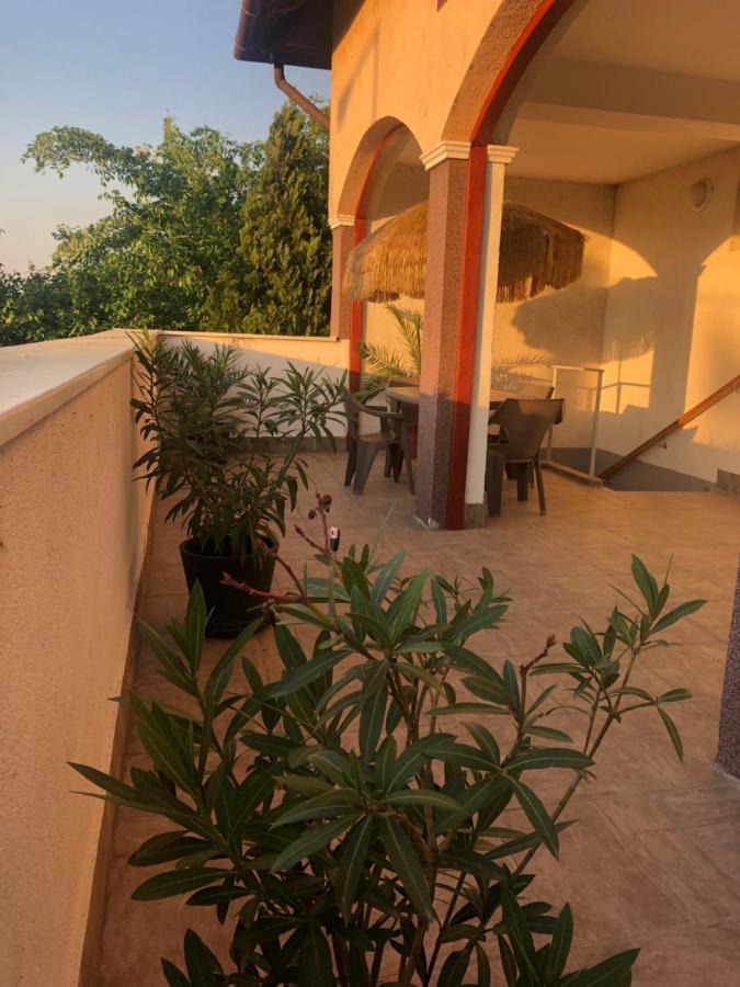 Gyongy Panzio Hotel Velence Buitenkant foto